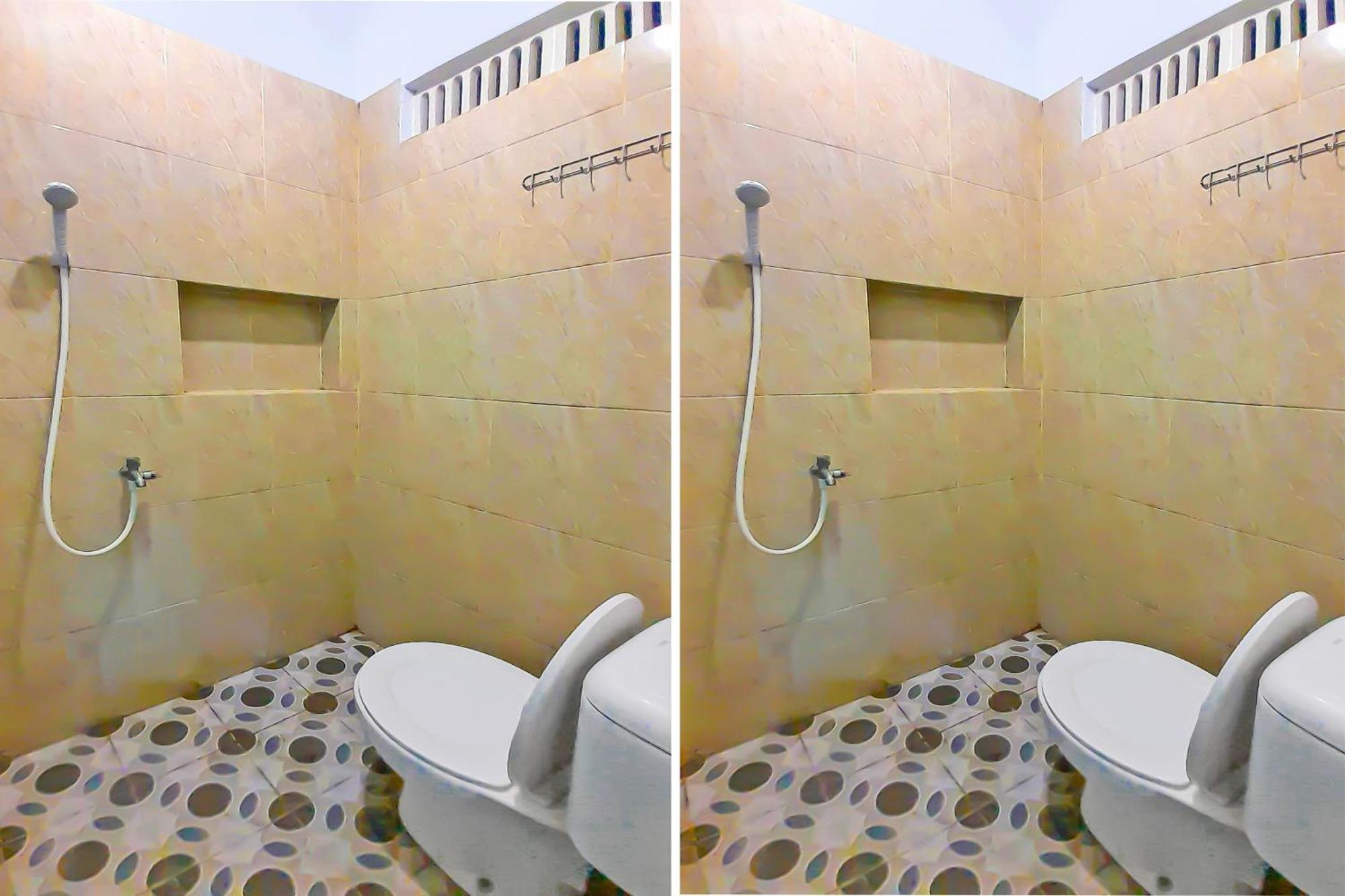 Spot On 92236 Kediri Family Hotel 2*