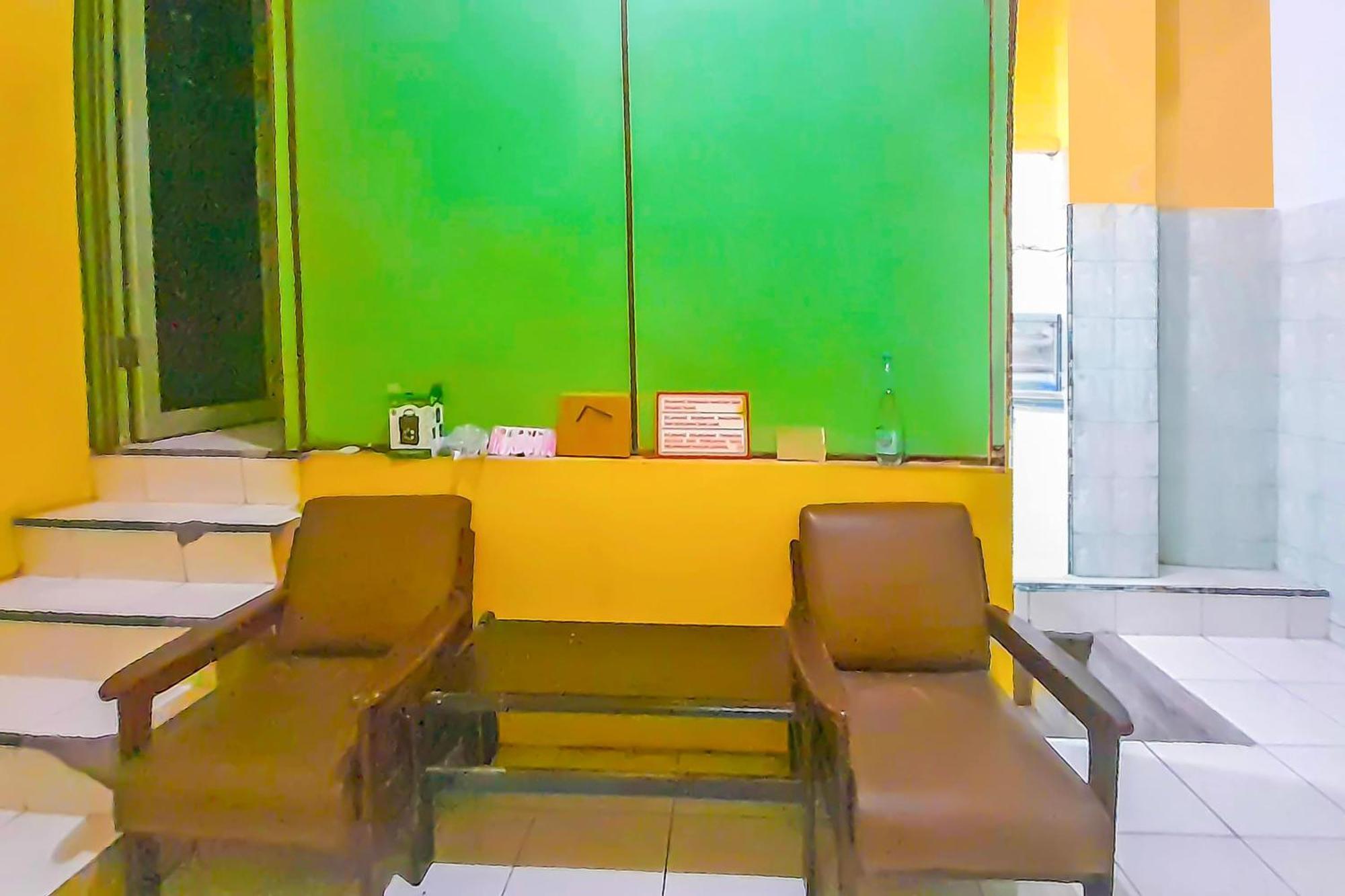 Spot On 92236 Kediri Family Hotel