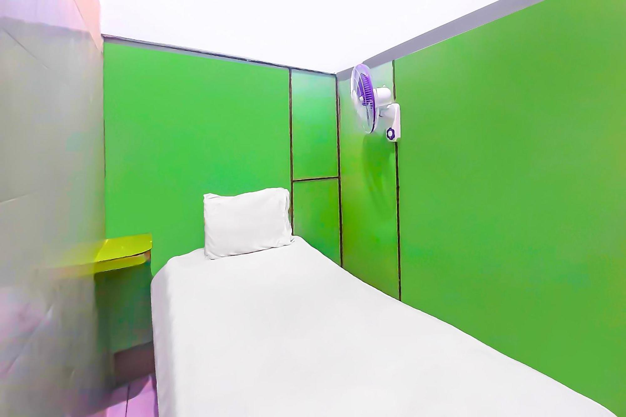 Spot On 92236 Kediri Family Hotel 2*