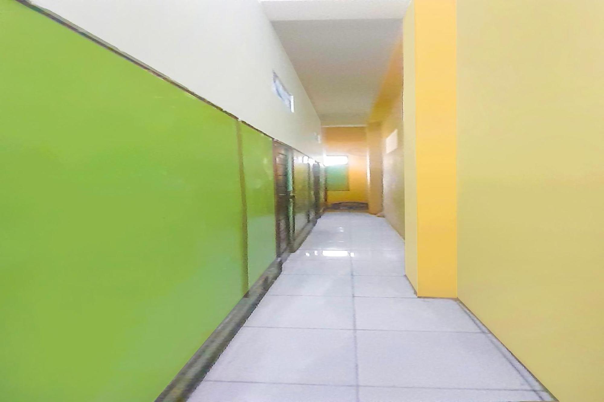 Spot On 92236 Kediri Family Hotel 2*